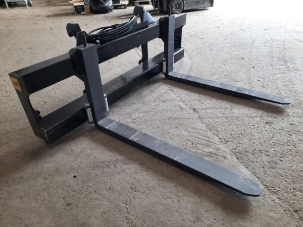 Volvo Hydrauliset trukkipiikit 8ton 240/150cm sivusiirto Volvo BM