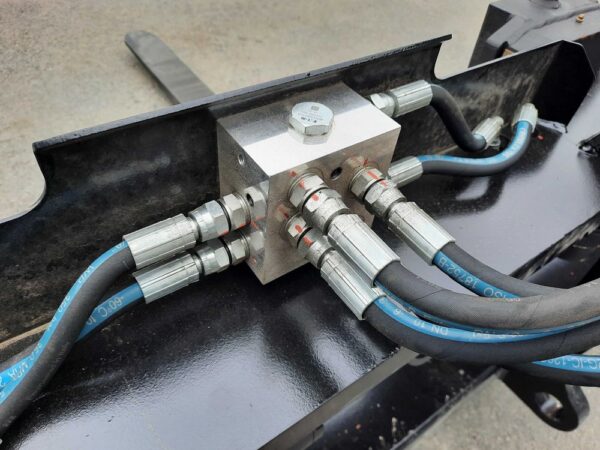 Volvo Hydrauliset trukkipiikit 8ton 240/180cm sivusiirto Volvo BM - Image 11