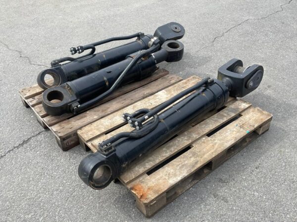 JCB 467 2 x lift rams and 1 Shovel ram - Image 4