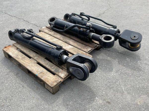 JCB 467 2 x lift rams and 1 Shovel ram