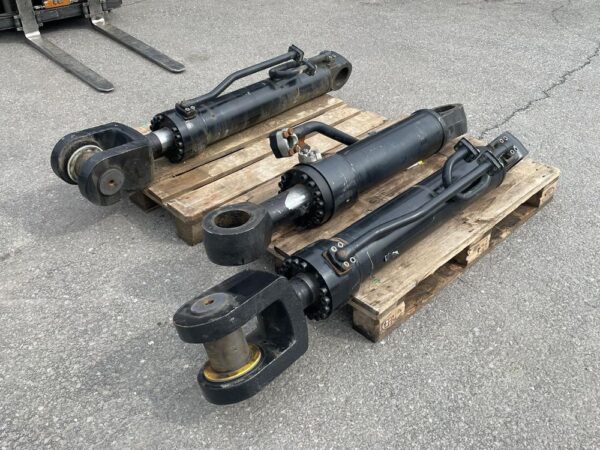 JCB 467 2 x lift rams and 1 Shovel ram - Image 2