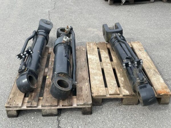 JCB 467 2 x lift rams and 1 Shovel ram - Image 13