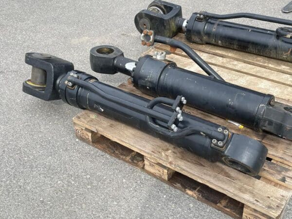 JCB 467 2 x lift rams and 1 Shovel ram - Image 7