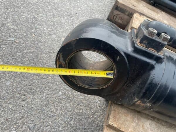 JCB 467 2 x lift rams and 1 Shovel ram - Image 9