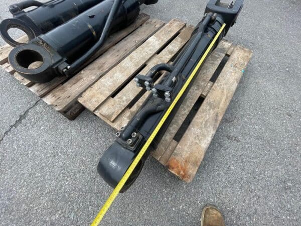 JCB 467 2 x lift rams and 1 Shovel ram - Image 10
