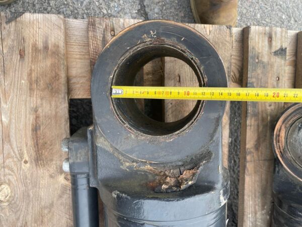 JCB 467 2 x lift rams and 1 Shovel ram - Image 11