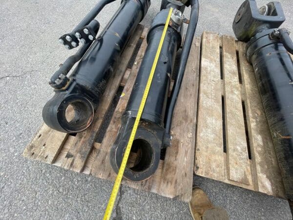 JCB 467 2 x lift rams and 1 Shovel ram - Image 12